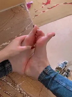 骚逼牛仔裤美足诱惑 - 极具视觉冲击力的猫咪av站内容