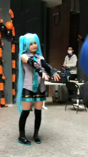 91社区热议作品：#偷拍漫展 coser 抄底 偷拍烟绯 狂三 初音未来 天空龙 刻晴_02 实拍