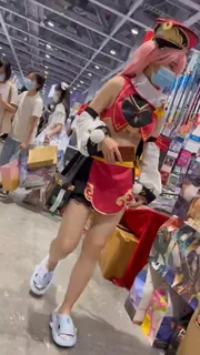 #偷拍漫展 coser 抄底 偷拍烟绯 狂三 初音未来 天空龙 刻晴_01 - 高清流媒体极速加载