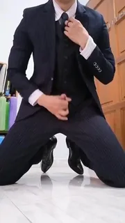 【猫咪av站】西装暴徒跪下打飞机 现场高清截图