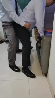 91社区热议作品：西装大叔裤子都还没脱就操了 实拍