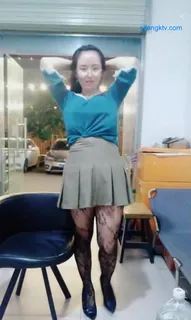 91社区热议作品：外卖店老板娘【美人识趣】，前台大黑牛自慰喷水，不顾路 实拍