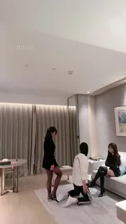 【猫咪av站】两个黑丝骚逼调教男奴 现场高清截图