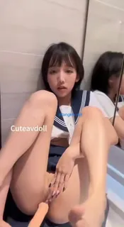 猫咪av站栏目：妩媚美女假阳具自慰 精彩封面