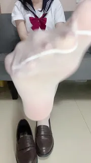 猫咪av站题材必看：jk甜妹的白丝玉足 封面图