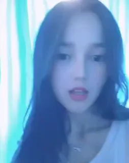 嫩妹与异地恋男友视讯边难受起自慰！ - 高清在线观看