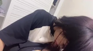 91社区热议作品：短发妹少女帮我口交鸡巴 实拍