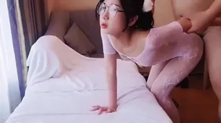 眼镜女大周末跟男友开房 优质原创视频在线直达