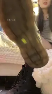 猫咪av站精选视频：黑丝红绿灯露脸榨4次 完整版