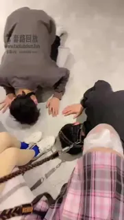 正在播放：棉袜过膝袜白丝裸足jk反差萌妹和闺蜜一起调教 (猫咪av站频道)