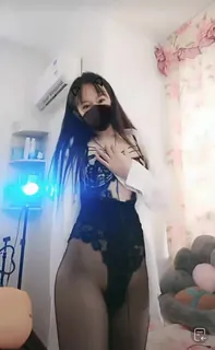 猫咪av站高分作品推荐：黑丝蒙面主播黑丝骚服装艳舞