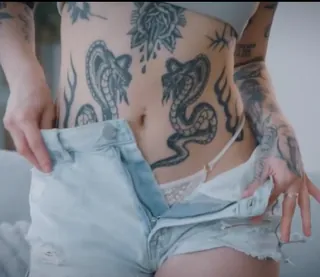 纹身妹诱惑~ - 实时更新的高清猫咪av站资源