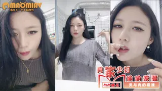 良家美少妇一个人在家偷偷的发骚化妆台前脱光揉奶玩逼，口活棒插进逼逼里了浪叫呻吟 - 实时更新的高清猫咪av站资源