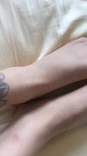 骚逼大秀美脚纹身 手机浏览器流畅观看预览