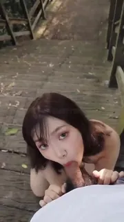 猫咪av站题材必看：户外当母狗裸体 封面图