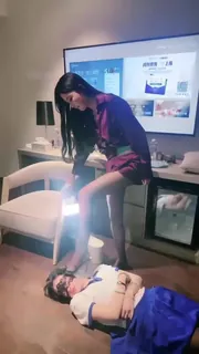 美女调教母狗跪舔玉足 - 1080P超清画质展示图