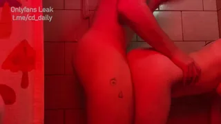 91视频官方收录：浴室后入内射小伪娘