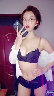 正在播放：极品眼镜御姐主播黑色内衣风骚诱惑舞 (猫咪av站频道)