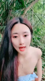 91视频推荐：竹林中大战网红脸女神，苗条好身材后入操逼，掰腿侧入，感觉像是女人带了假道具 手机在线播放