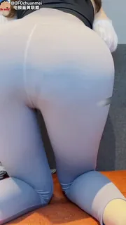 骚女在我前面卖弄姿势翘着臀部..瑜伽裤都印出淫水了 - 极具视觉冲击力的猫咪av站内容