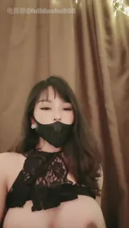 91社区热议作品：#小妲己 杏仁 兔子姐姐 咿一 巨乳_ 性感蕾丝露头灯掰逼洞，搞到男人冲动好想操！ 实拍