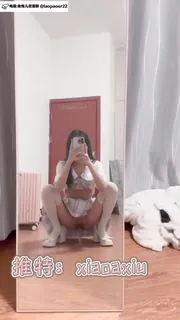 91社区热议作品：JK骚逼对着镜子自拍 实拍