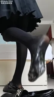 jk妹子穿着黑丝露出双脚 - 高清流媒体极速加载