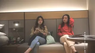 91社区热议作品：两个高端外围女神妹子，牛仔裤那个妹子最漂亮，长得又骚 像伊能静，老哥喜欢掐着脖子极限做爱，妹子体验了把要窒息的快感 实拍