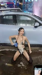 【猫咪av站】美女泄密车展模特诱惑 现场高清截图