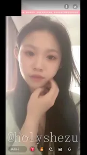 猫咪av站高分作品推荐：长发骚妹子直播上作出诱人的表情吐出尖尖舌头诱惑