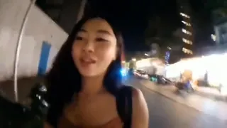 孟买，一韩国女主播在街头与粉丝直播互动时遭两名男子猥亵，其中一男子想将她拉上摩托车并试图亲吻… - 1080P超清画质展示图