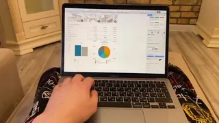 猫咪av站精选视频：女友性瘾犯了 不让男友工作 完整版