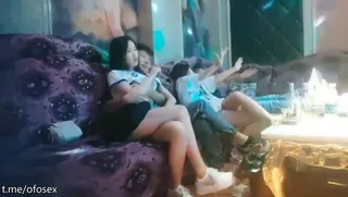 91视频官方收录：KTV老板娘介绍美女给两位老板好好的享受！