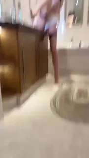 猫咪av站栏目：#秀人 #玥儿玥 拍摄花絮赞助群更新_哥你入镜了 精彩封面