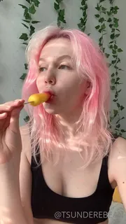 正在播放：把双脚和冰淇淋一起品尝试试 (猫咪av站频道)