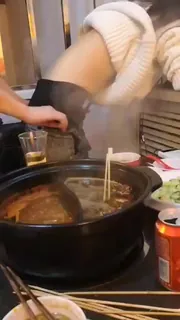 91视频官方收录：吃着火锅，唱着歌~玩着女人~