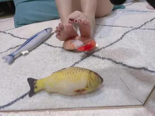 91视频推荐：找来一些布娃娃让我练习足交 手机在线播放