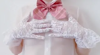 猫咪av站栏目：没穿内衣 透明讨衫下若隐若现的可爱小胸 乳头自慰～ 精彩封面