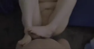 【猫咪av站】没有女朋友 只好找继妹帮忙泄欲！看着她全裸的身躯 漂亮脚丫子 差点没忍住！ 现场高清截图