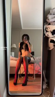 91视频推荐：绝世美女对着镜子自己来 手机在线播放