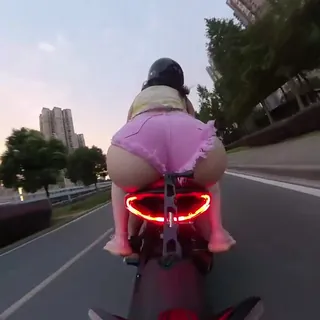 机车小姐姐的大腚 完整无删减版在线看