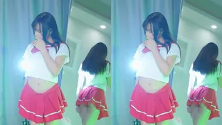 【猫咪av站】红色学生服好可爱 现场高清截图