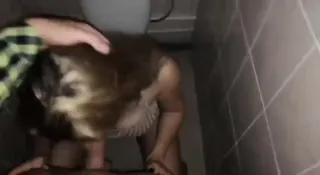 在厕所口爆后入嫂子 - 高清在线观看