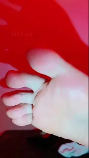 猫咪av站栏目：黄瓜示范我如何足交你 精彩封面