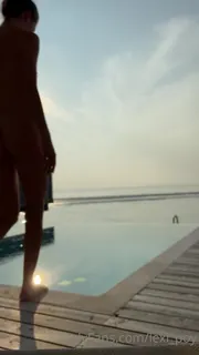 猫咪av站精选视频：onlyfans LexiPoy  背光凸显窈窕身材 完整版