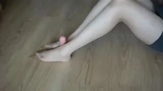 猫咪av站高分作品推荐：OL修长玉足练习足交玩具屌