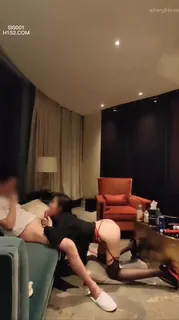 91社区热议作品：调教黑丝高跟母狗 实拍