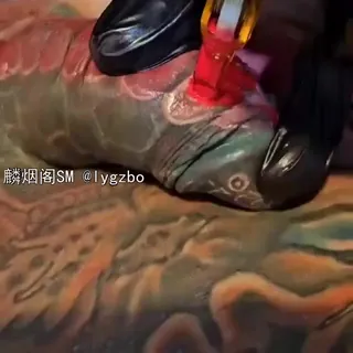 91社区热议作品：把龟头纹上图案，一半射出 实拍