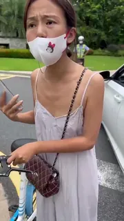 #马路 #公共场所 #争吵 #吵架 #平胸 #飞机场 奶子都没有，你吵个鸡巴 - 极具视觉冲击力的猫咪av站内容