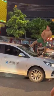 【猫咪av站】街头惊现半裸男 现场高清截图